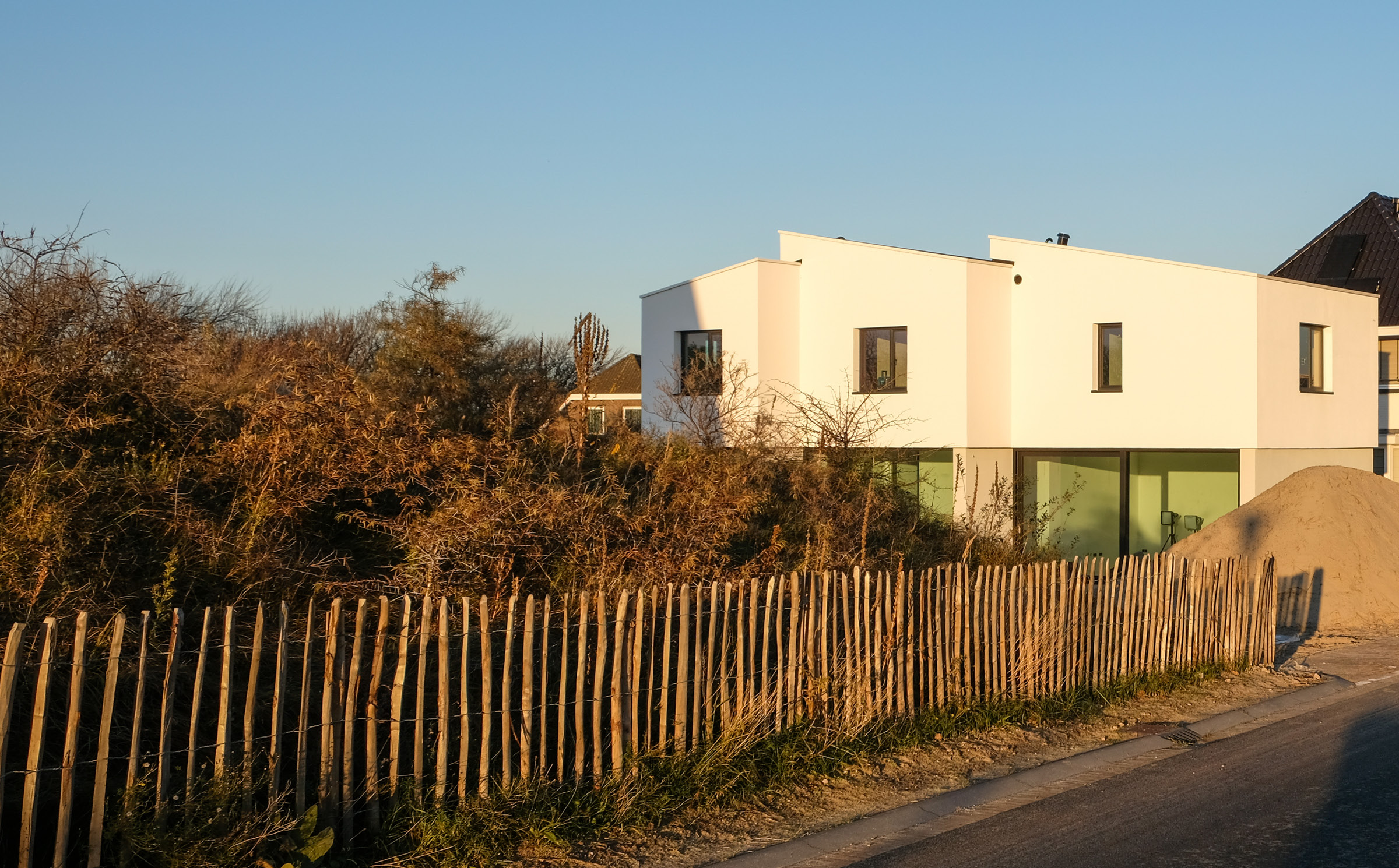 Duinvilla in aanbouw, Monster