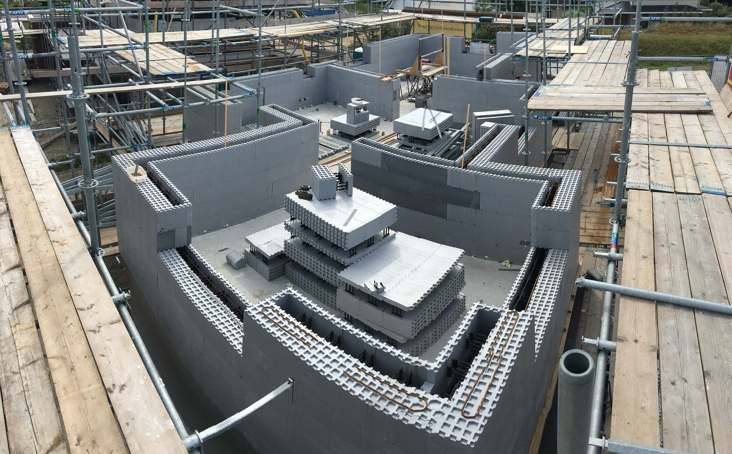 Duinvilla in aanbouw, Monster